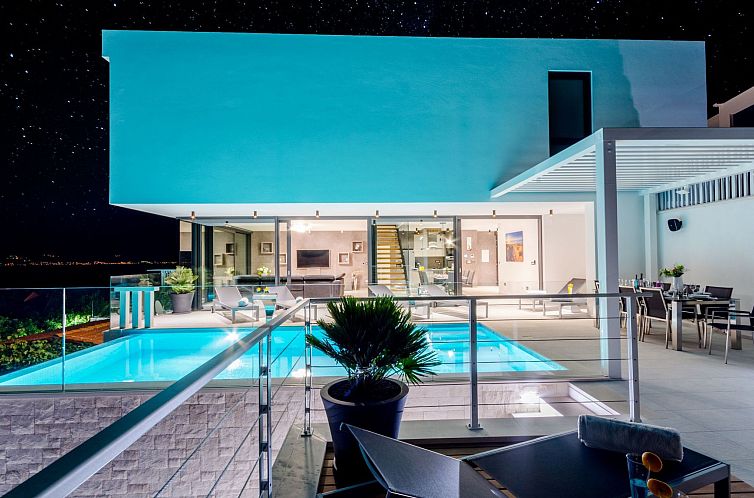 Vakantiehuis Tolles Ferienhaus in Sutivan mit Privatem Pool