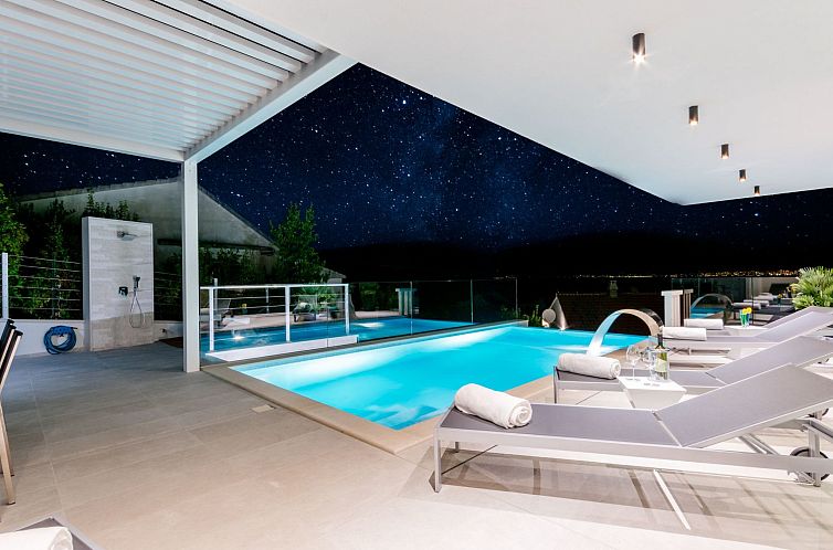 Vakantiehuis Tolles Ferienhaus in Sutivan mit Privatem Pool
