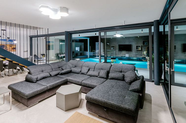 Vakantiehuis Tolles Ferienhaus in Sutivan mit Privatem Pool