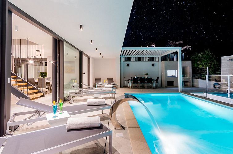Vakantiehuis Tolles Ferienhaus in Sutivan mit Privatem Pool