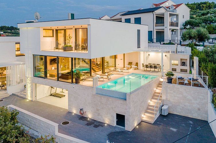 Vakantiehuis Tolles Ferienhaus in Sutivan mit Privatem Pool