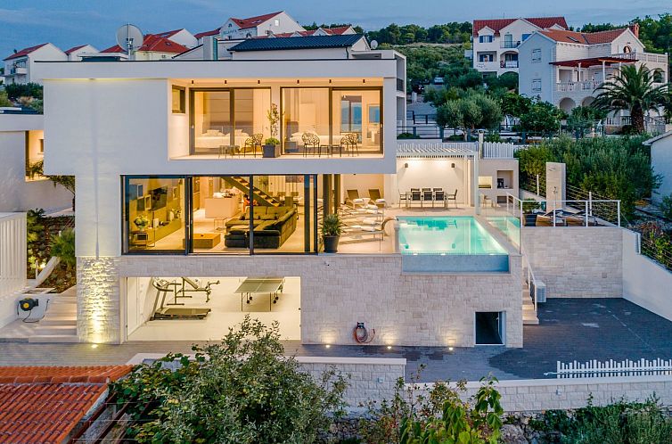 Vakantiehuis Tolles Ferienhaus in Sutivan mit Privatem Pool