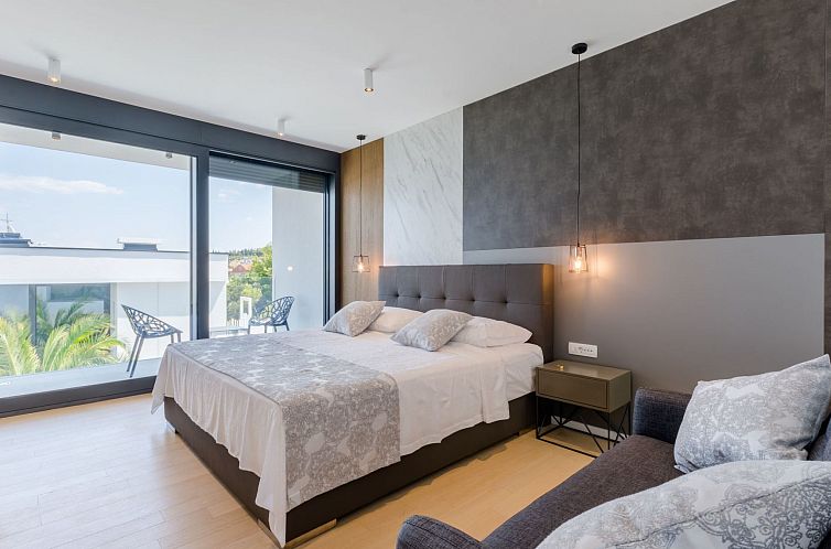 Vakantiehuis Tolles Ferienhaus in Sutivan mit Privatem Pool