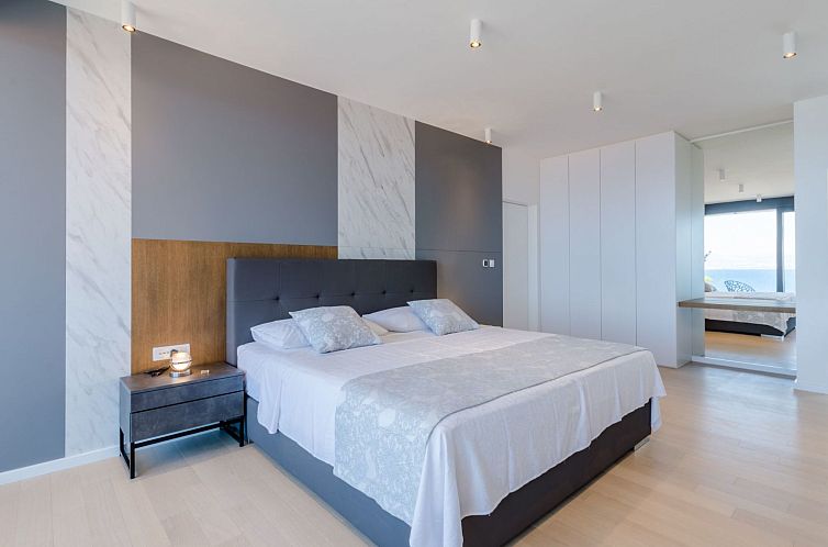 Vakantiehuis Tolles Ferienhaus in Sutivan mit Privatem Pool