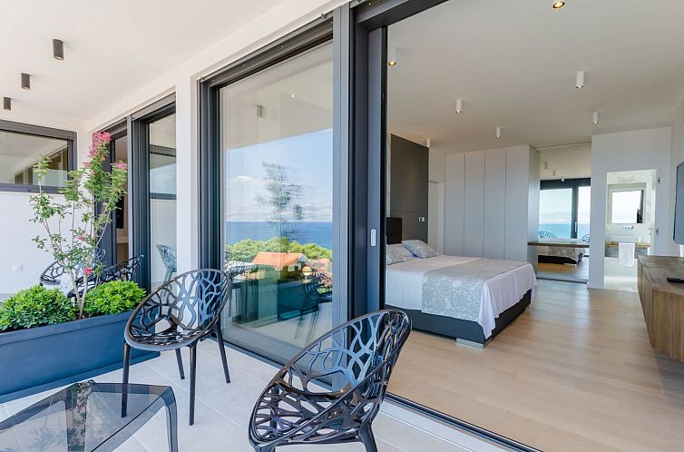 Vakantiehuis Tolles Ferienhaus in Sutivan mit Privatem Pool