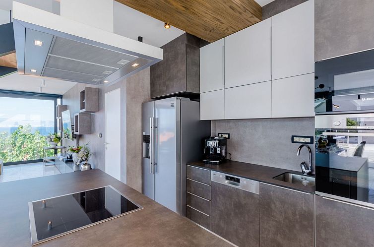 Vakantiehuis Tolles Ferienhaus in Sutivan mit Privatem Pool