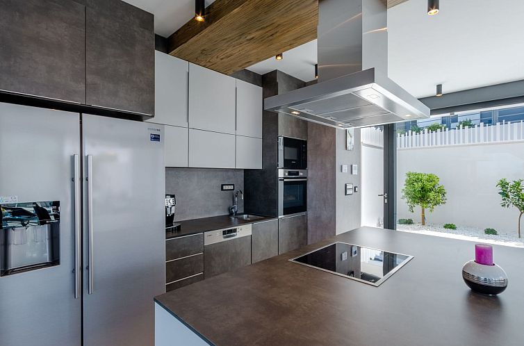Vakantiehuis Tolles Ferienhaus in Sutivan mit Privatem Pool