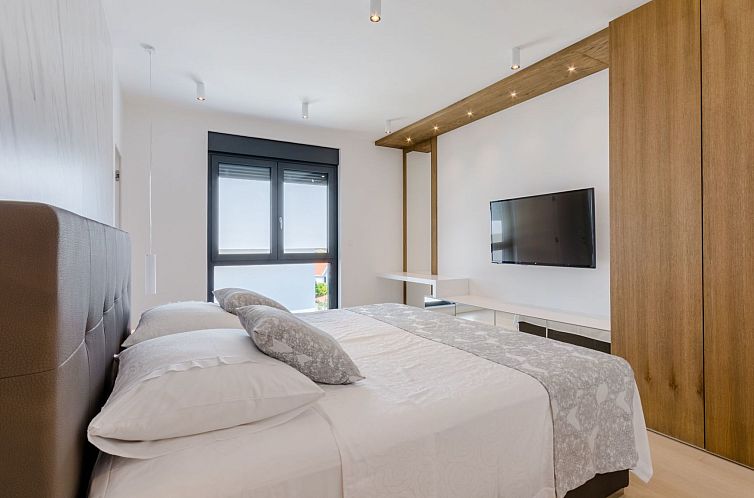 Vakantiehuis Wunderschönes Ferienhaus in Sutivan mit Privat