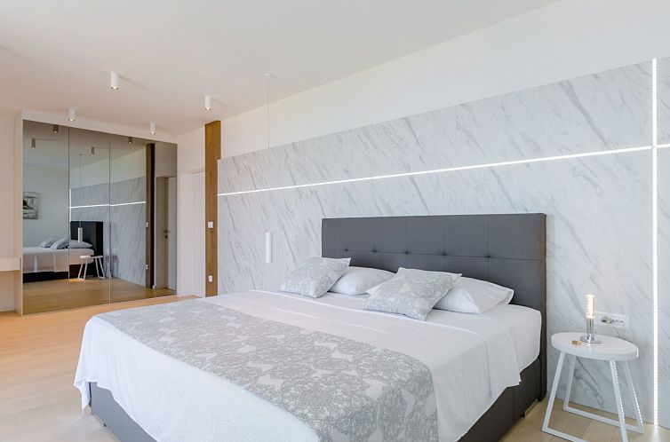 Vakantiehuis Wunderschönes Ferienhaus in Sutivan mit Privat