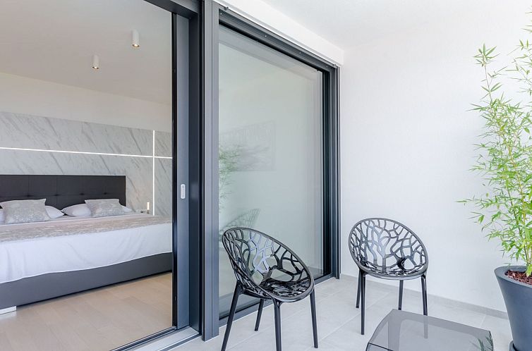 Vakantiehuis Wunderschönes Ferienhaus in Sutivan mit Privat