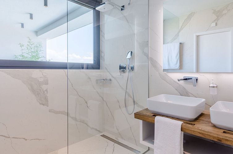 Vakantiehuis Wunderschönes Ferienhaus in Sutivan mit Privat