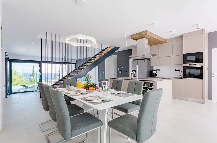 Vakantiehuis Wunderschönes Ferienhaus in Sutivan mit Privat