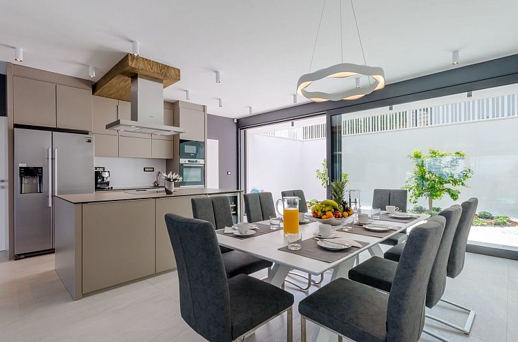 Vakantiehuis Wunderschönes Ferienhaus in Sutivan mit Privat