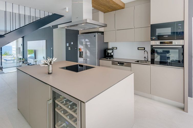 Vakantiehuis Wunderschönes Ferienhaus in Sutivan mit Privat