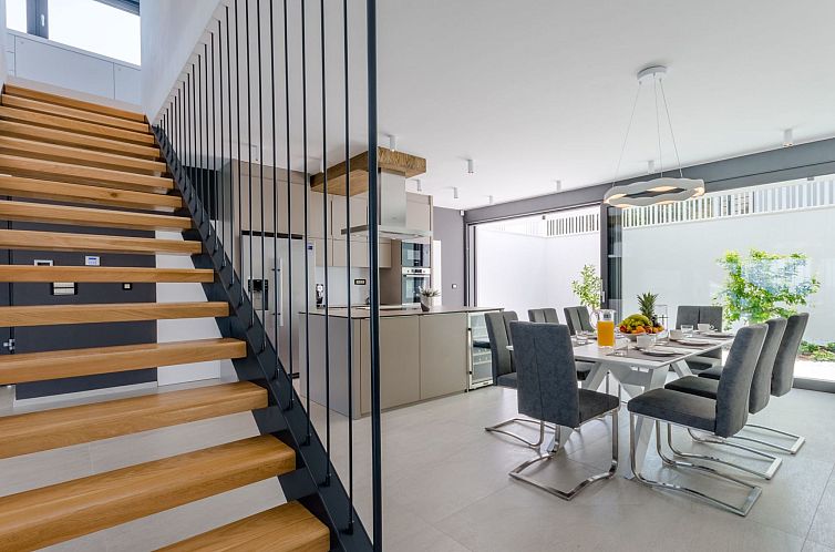 Vakantiehuis Wunderschönes Ferienhaus in Sutivan mit Privat