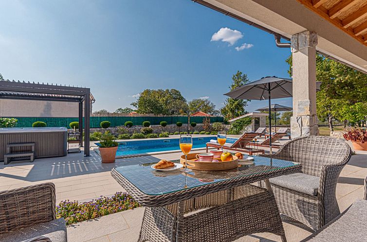 Vakantiehuis Villa Romansa mit Sauna und Whirlpool in Sirito