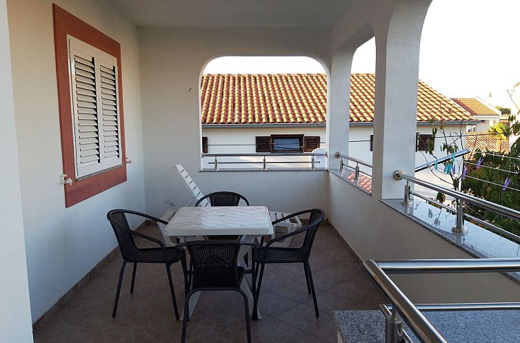 Appartement Wohnung in Pirovac mit Terrasse, Garten und Gril