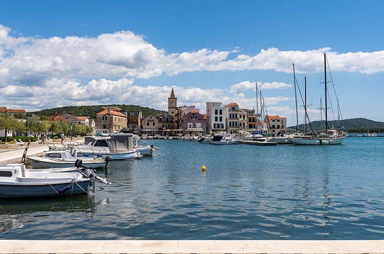 Appartement Wohnung in Pirovac mit Terrasse, Garten und Gril