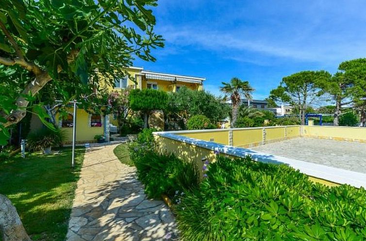 Appartement Holiday Apartment Inga with exit to the beach