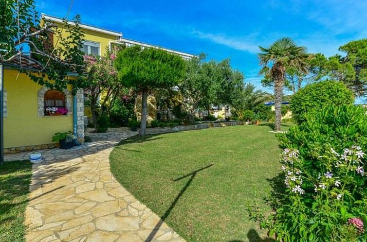 Appartement Holiday Apartment Inga with exit to the beach