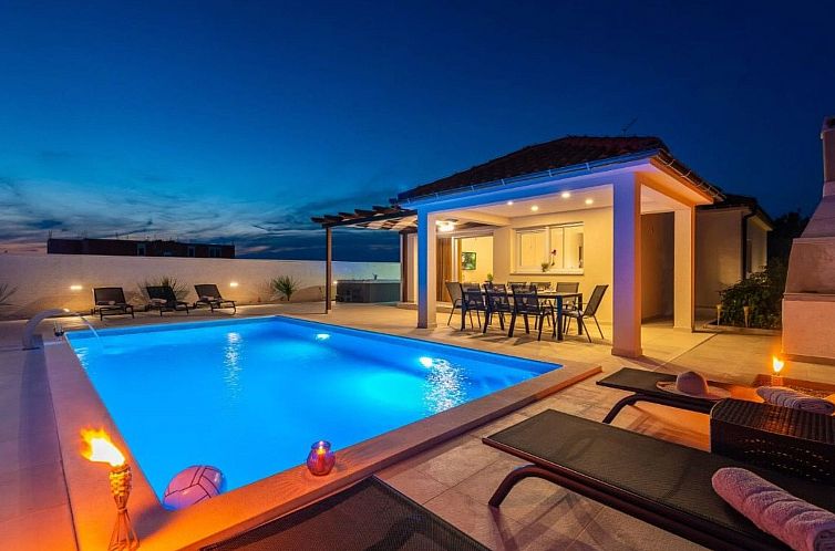 Vakantiehuis Villa mit beheiztem Pool Privlaka - TA Leut Age