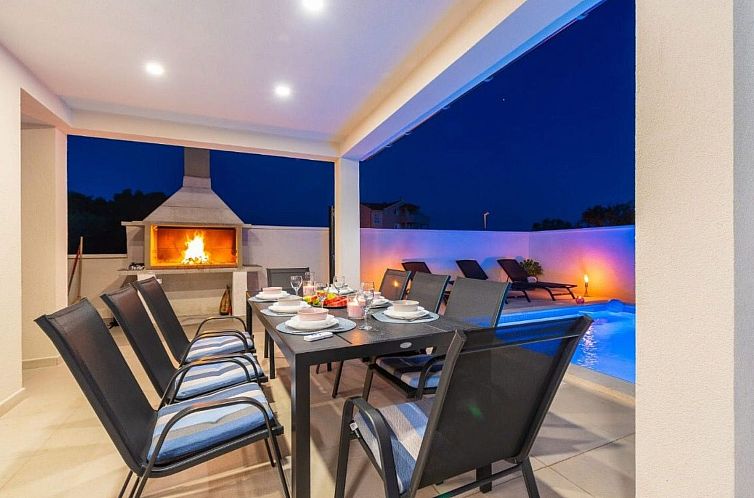 Vakantiehuis Villa mit beheiztem Pool Privlaka - TA Leut Age