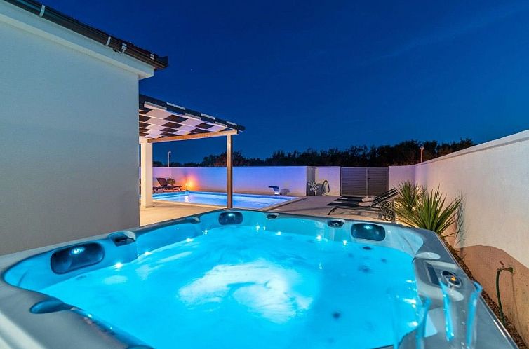 Vakantiehuis Villa mit beheiztem Pool Privlaka - TA Leut Age