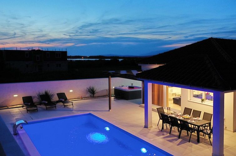 Vakantiehuis Villa mit beheiztem Pool Privlaka - TA Leut Age