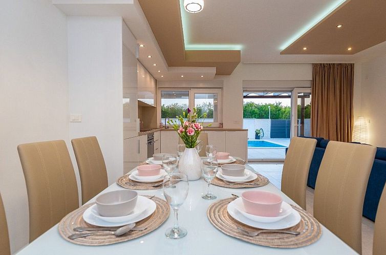 Vakantiehuis Villa mit beheiztem Pool Privlaka - TA Leut Age