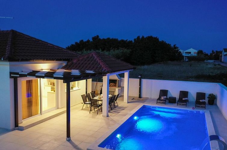 Vakantiehuis Villa mit beheiztem Pool Privlaka - TA Leut Age
