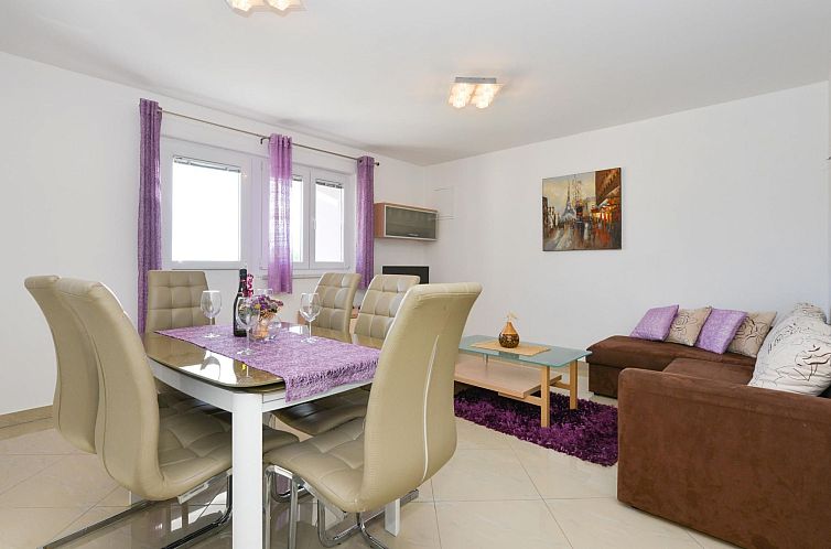 Appartement für fünf Personen im ersten Stock