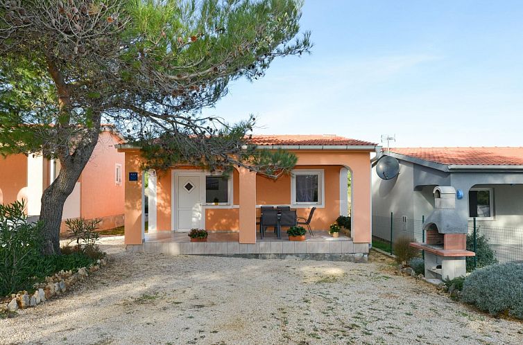 Vakantiehuis mit Terrassen am Wald