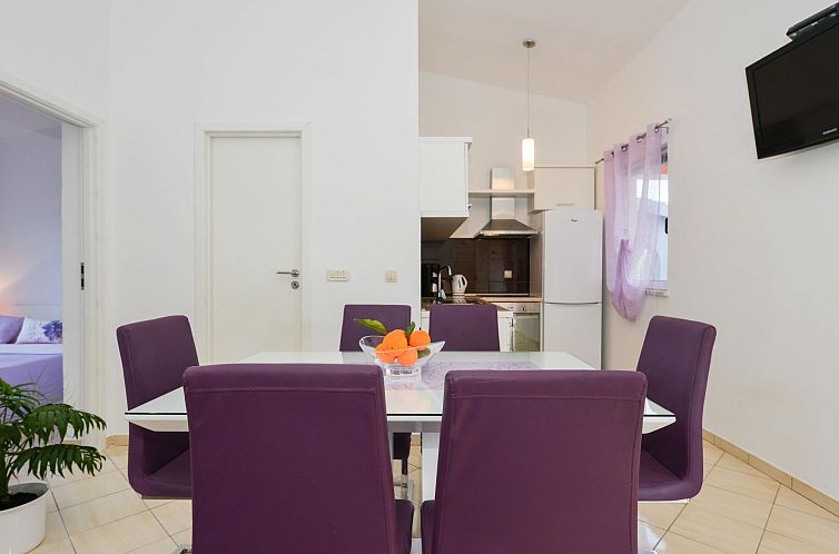 Vakantiehuis mit Terrassen am Wald