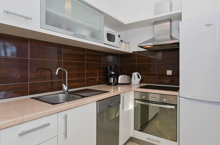 Vakantiehuis mit Terrassen am Wald