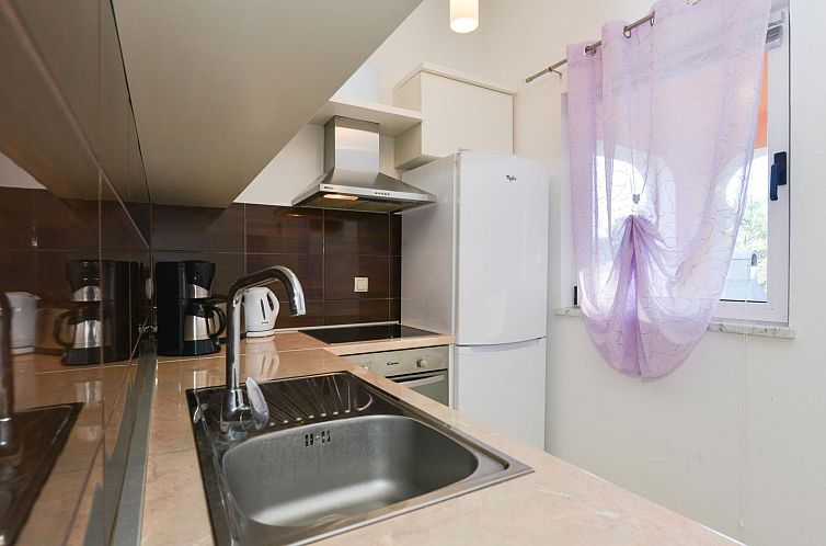 Vakantiehuis mit Terrassen am Wald