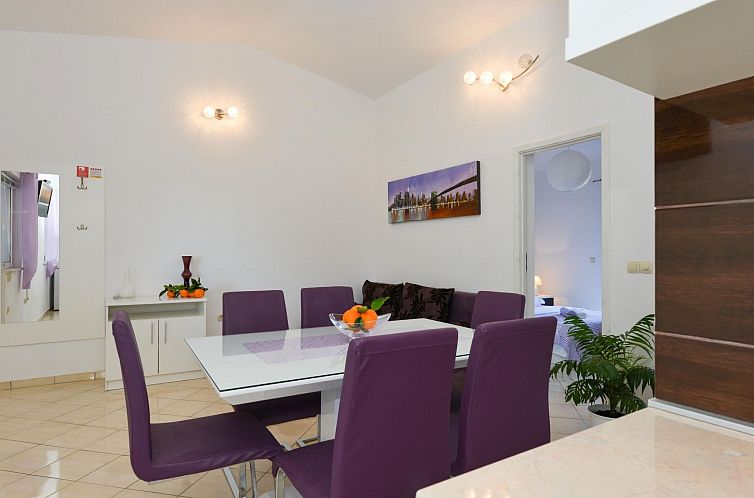 Vakantiehuis mit Terrassen am Wald
