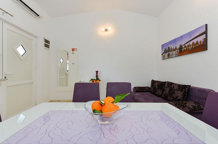 Vakantiehuis mit Terrassen am Wald