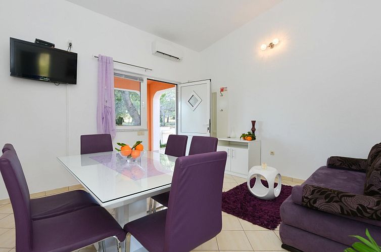 Vakantiehuis mit Terrassen am Wald