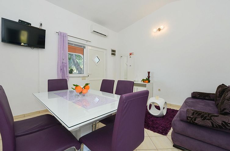 Vakantiehuis mit Terrassen am Wald