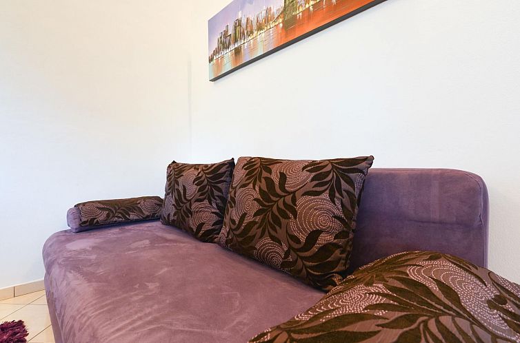 Vakantiehuis mit Terrassen am Wald