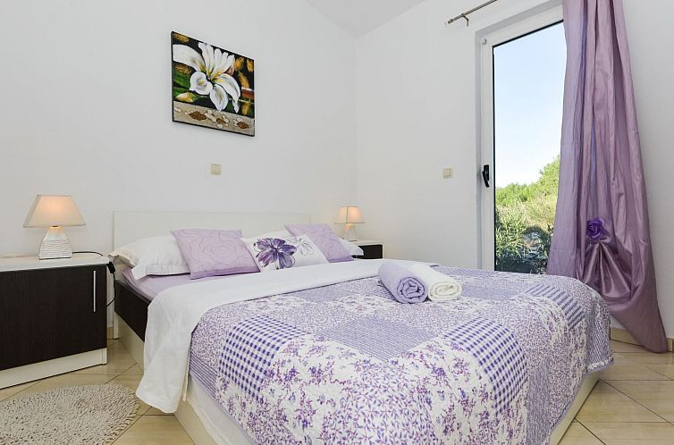 Vakantiehuis mit Terrassen am Wald