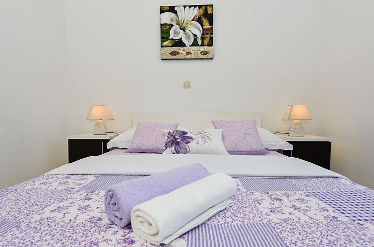 Vakantiehuis mit Terrassen am Wald