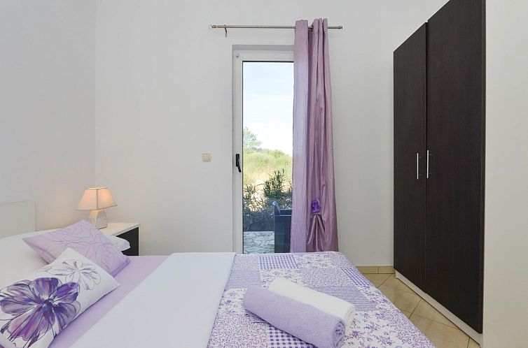 Vakantiehuis mit Terrassen am Wald