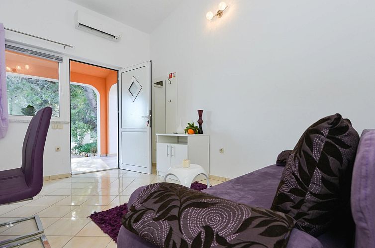Vakantiehuis mit Terrassen am Wald