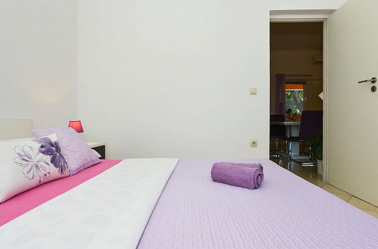 Vakantiehuis mit Terrassen am Wald