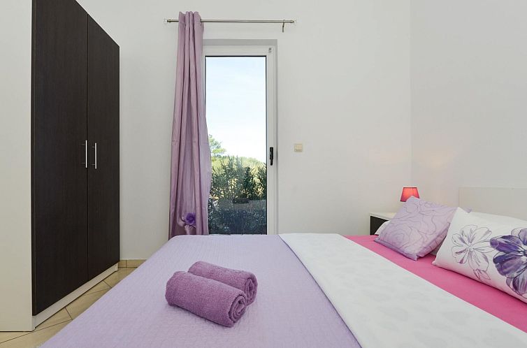 Vakantiehuis mit Terrassen am Wald