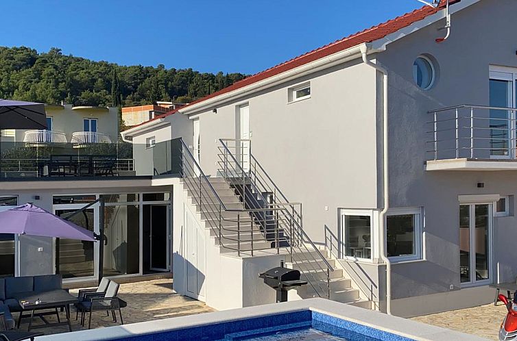 Vakantiehuis Modernes Ferienhaus mit eigenem Pool und Meerbl