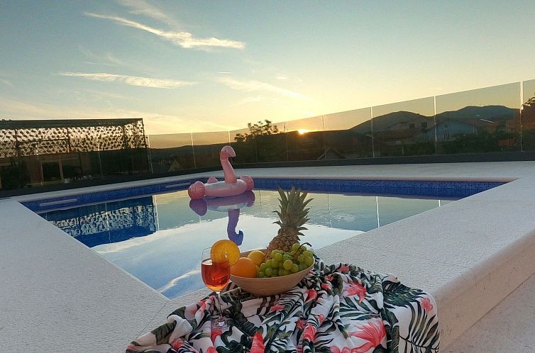 Vakantiehuis Modernes Ferienhaus mit eigenem Pool und Meerbl