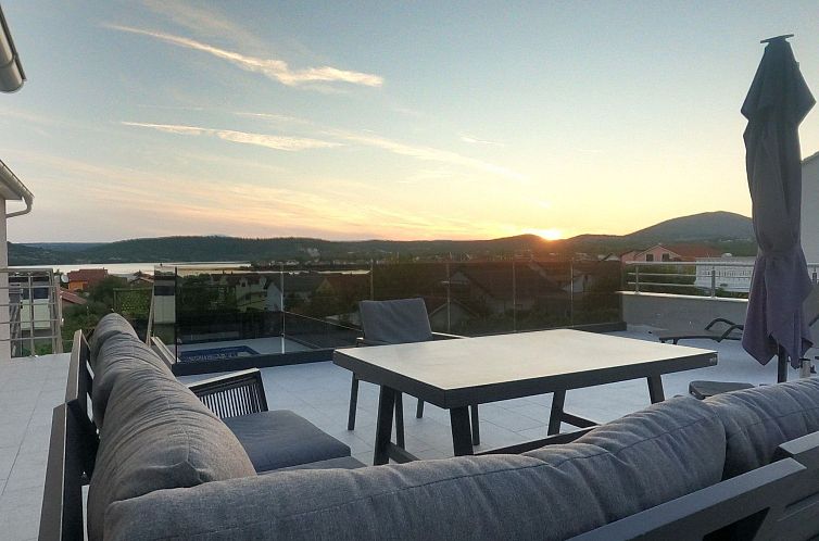 Vakantiehuis Modernes Ferienhaus mit eigenem Pool und Meerbl