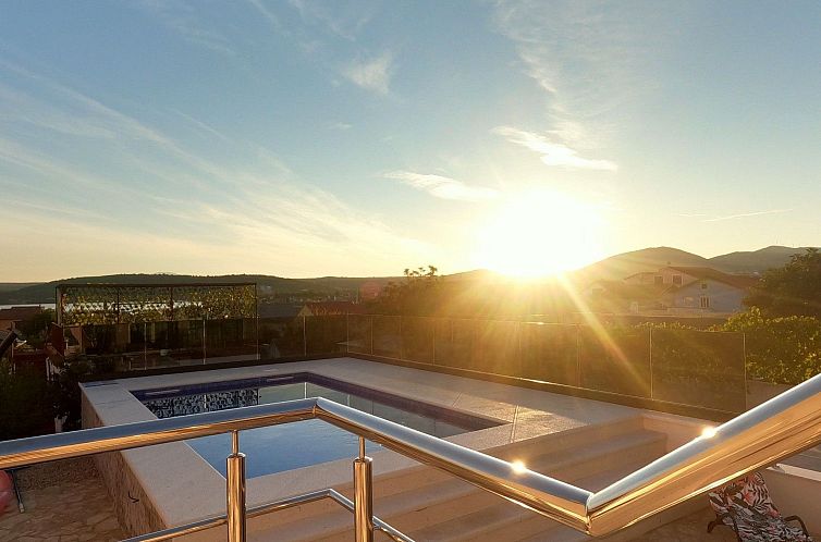 Vakantiehuis Modernes Ferienhaus mit eigenem Pool und Meerbl